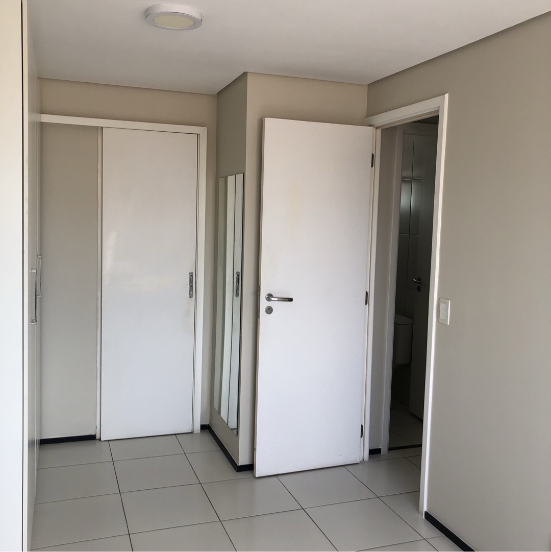 Parede teto  e porta tudo pintado limpo organizado