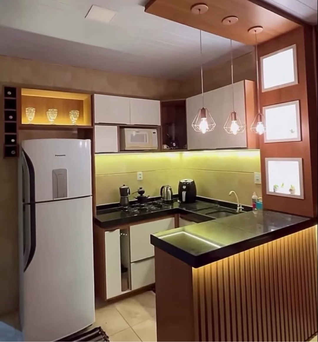 Cozinha projetada. Material usado freijó puro e branco ultra da Duratex.