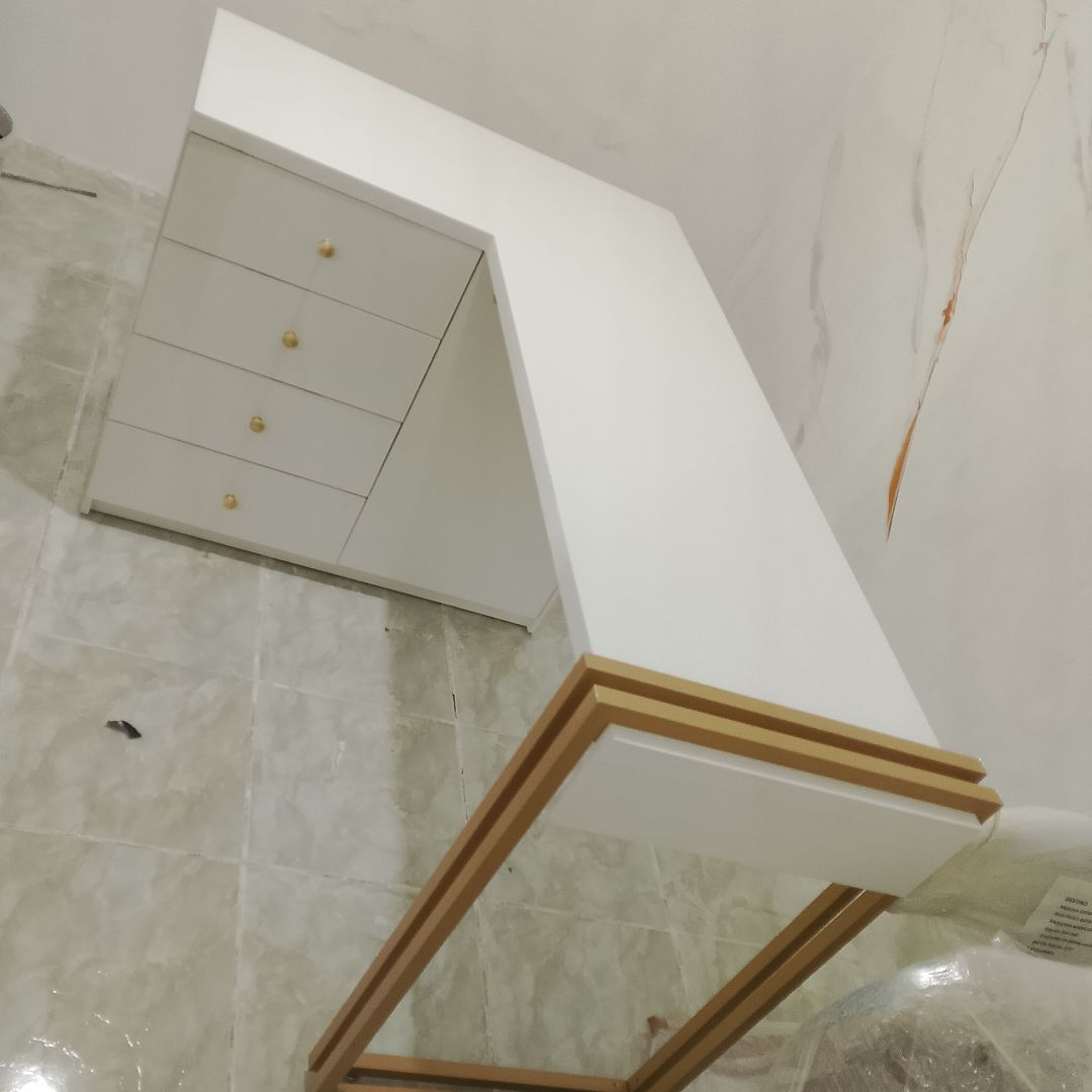 Mesa em MDF branco e perna em Metalon dourado fosco.
