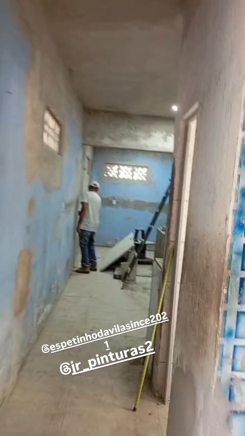 vamos iniciar a preparação da superfície para deixar Lisa para isso vamos passar fundo preparador e emassar com massa acrílica